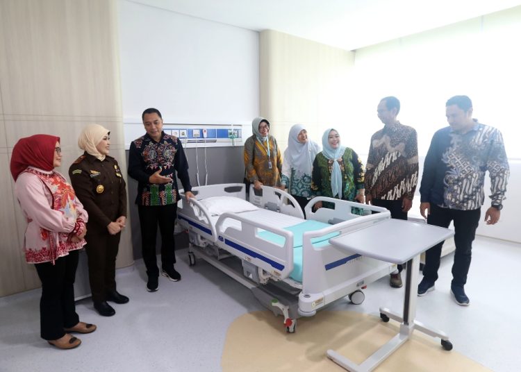Kepala Kejati Jawa Timur, Mia Amiati bersama Wali Kota Surabaya Eri Cahyadi saat peninjauan RSUD Eka Candrarini.