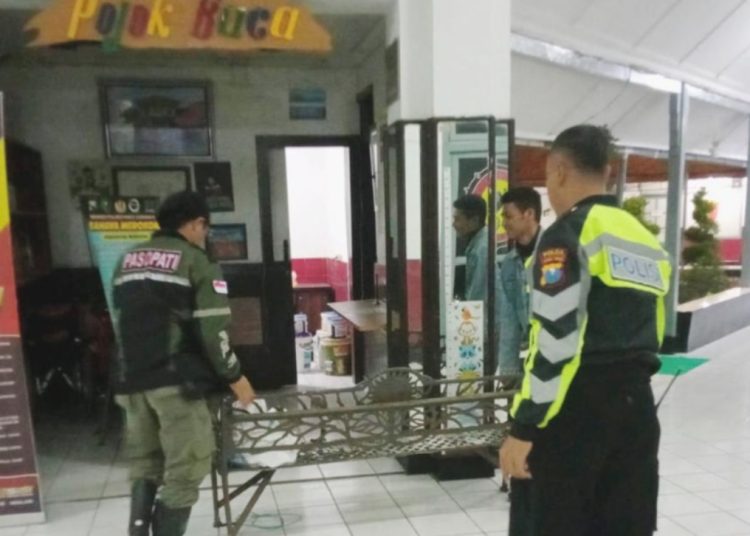Barang bukti kursi besi dijadikan barang bukti dan dibawa ke Polsek Bubutan Surabaya.