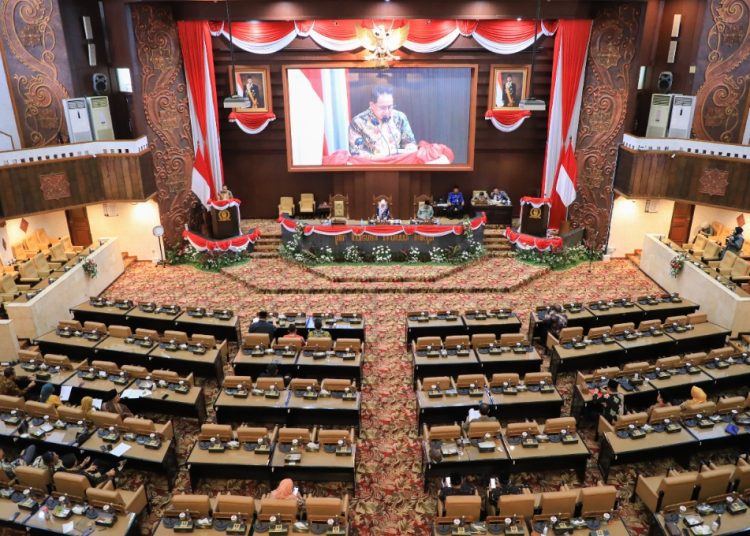 Suasana rapat paripurna di DPRD Jatim dengan agenda penyampaian jawaban atas Pandangan Umum Fraksi-Fraksi DPRD Provinsi Jawa Timur terhadap Raperda tentang Perusahaan Perseroan Daerah Bank Perekonomian Rakyat Jawa Timur.