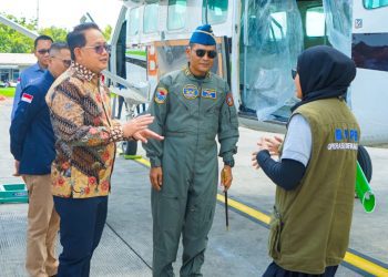 Pj Gubernur Jatim Adhy Karyono Adhy meninjau pesawat Cesna Karavan 208B nomor registrasi PKSNN yang digunakan untuk OMC di Base Ops Lanudal Juanda.