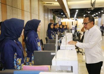 Wamendagri Bima Arya Sugiarto saat meninjau pelayanan kependudukan di Mal Pelayanan Publik Siola.