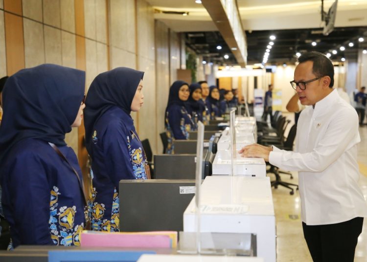 Wamendagri Bima Arya Sugiarto saat meninjau pelayanan kependudukan di Mal Pelayanan Publik Siola.