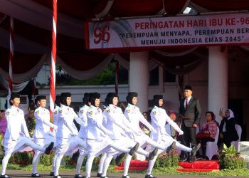 Upacara peringatan Hari Bela Negara peringatan Hari Ibu dan penutupan magang dan studi independen bersertifikat di halaman Balai Kota, Surabaya.