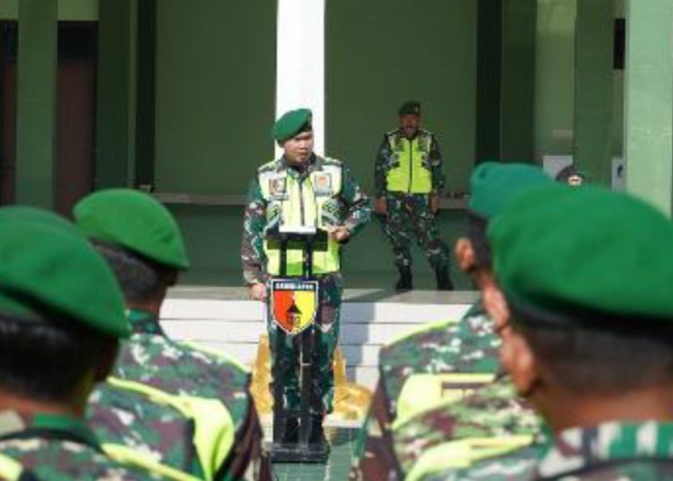 Dandim 0813 Bojonegoro Letkol Czi Arief Rochman Hakim memimpin apel helar pasukan kesiapsiagaan mengantisipasi bencana alam.