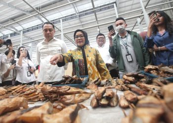 Wali Kota Surabaya Eri Cahyadi bersama Ketua TP PKK Surabaya Rini Indriyani di sela peresmian Pasar Karah Baru.