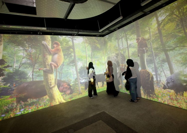 Salah satu view di terowongan pejalan kaki yang menghubungkan Terminal Intermoda Joyoboyo dengan Kebun Binatang Surabaya.