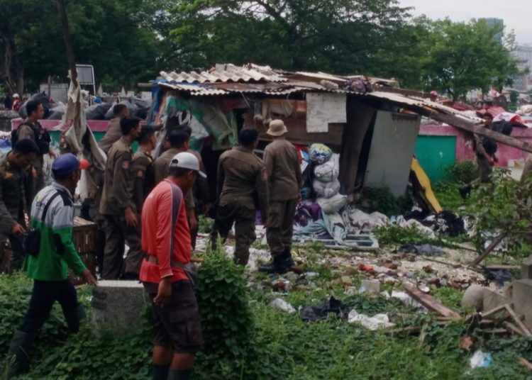 Penertiban bangunan semi permanen yang berada di area Tempat Pemakaman Umum (TPU) Putat Jaya.