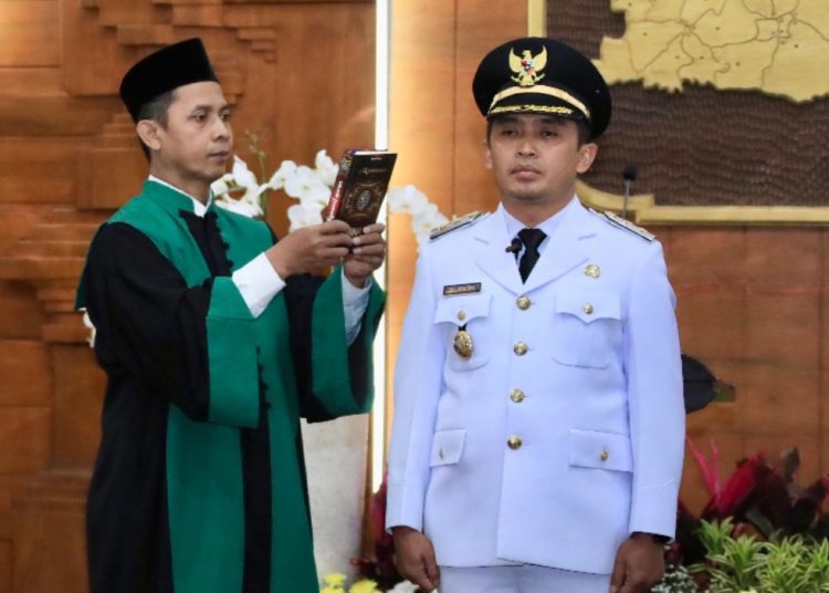 Prosesi pelantikan Adi Wibowo sebagai wali kota Pasuruan sisa masa jabatan hasil Pilkada Serentak 2020 di gedung Negara Grahadi Surabaya.