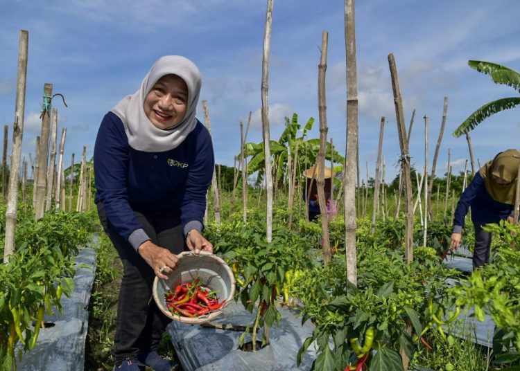 Gerakan tanam serentak dan program perluasan areal tanam menjadi salah satu strategi Pemkot Surabaya untuk mengendalikan inflasi.