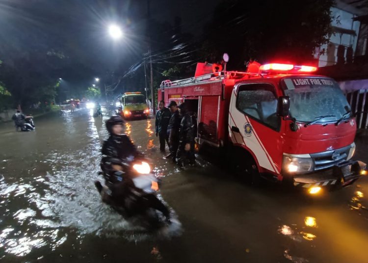 Puluhan mobil damkar diturunkan untuk mempercepat surutnya genangan di sejumlah titik di Kota Pahlawan.