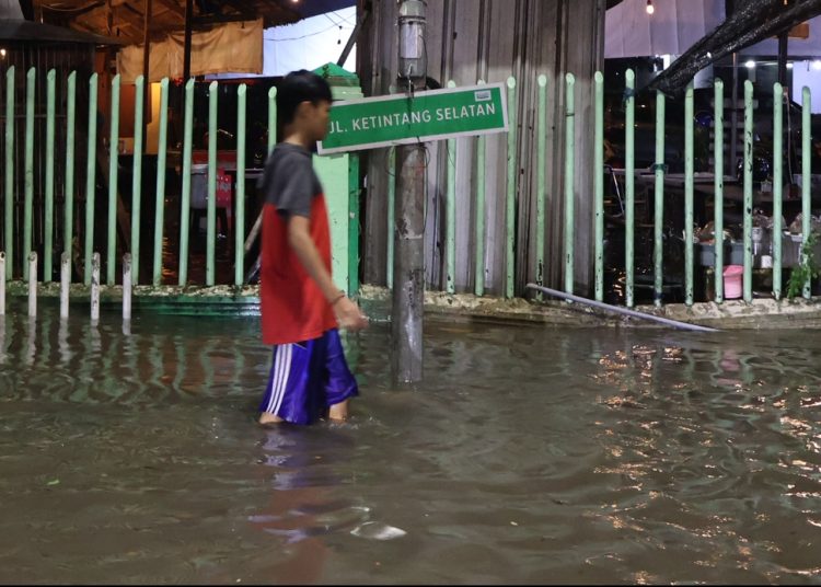 Salah satu kawasan di Ketintang yang banjir akibat hujan deras yang mengguyur Surabaya.