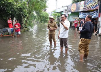 Wali Kota Surabaya Eri Cahyadi turun langsung ke sejumlah wilayah yang banjir dan memberikan pengarahan penanganan agar air segera surut