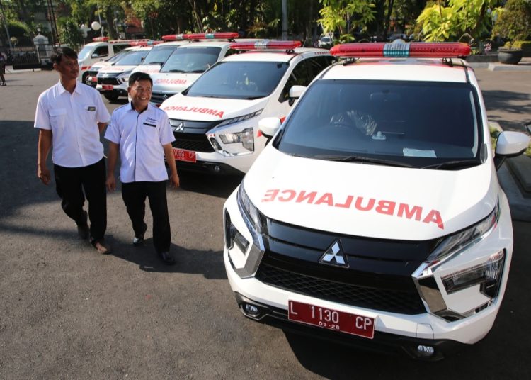 Di bidang kesehatan, Pemkot Surabaya memiliki program layanan 1 Kelurahan 1 Ambulans untuk melayani antar-jemput pasien berobat secara gratis .