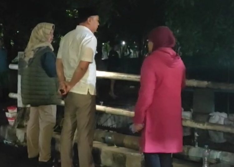 Wali Kota Surabaya Eri Cahyadi tetap memantau penanganan banjir meski sampai malam hari.