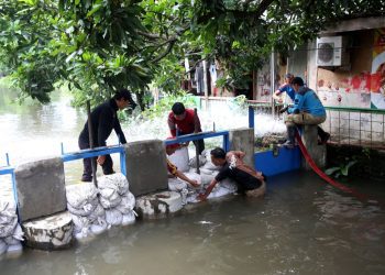 Penanganan banjir di wilayah Gununganyar yang dilakukan Pemkot Surabaya.