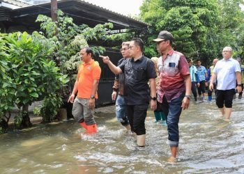 Pj Gubernur Jatim Adhy Karyono saat meninjau dua wilayah di Sidoarjo yang terendam banjir.