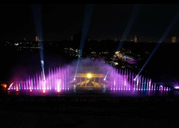 Pasona Laser Air Mancur Jembatan Suroboyo di kawasan Pantai Kenjeran. Pada malam tahun baru, akan adan pertunjukkan kembang api dan live music.