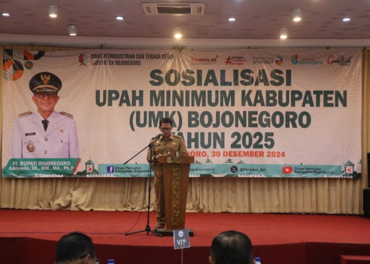Sosialisasi besaran UMK Bojonegoro tahun 2025 di aula Adelia Cafe.