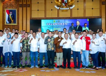 Foto bersama Pj Gubernur Jatim Adhy Karyono dengan pengurus Pimpinan Pusat Keluarga Alumni Universitas Jember masa bakti 2024-2029.