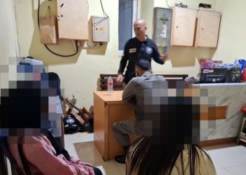 Beberapa orang yang diamankan di kawasan Jembatan Suramadu didata di kantor Satpol PP Surabaya.
