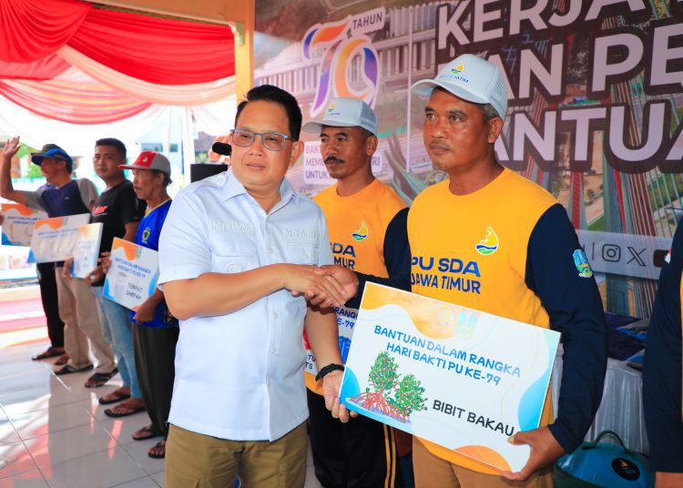 Penyerahan bantuan memperingati Hari Bakti Pekerjaan Umum (PU) ke-79 tahun 2024 di Balai Desa Sumber Gedang, Kecamatan Pandaan, Kabupaten Pasuruan.