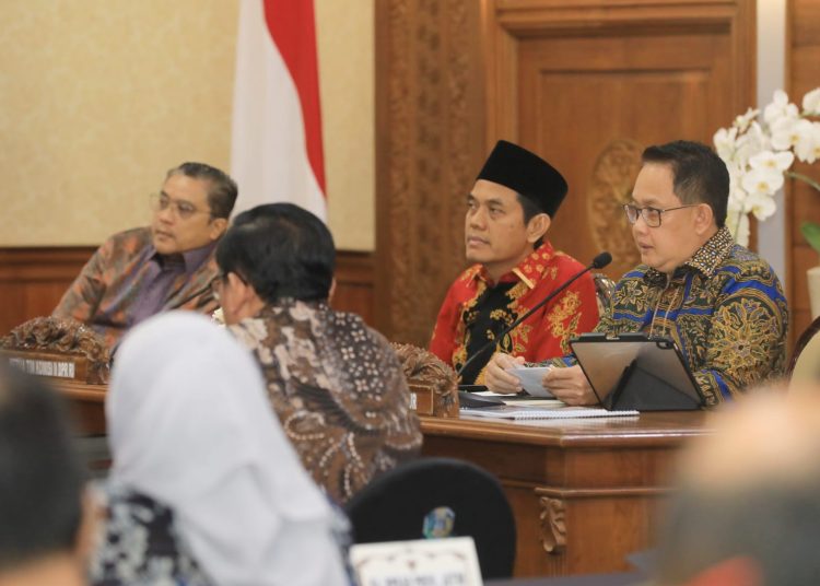 Pj Gubernur Jatim Adhy Karyono saat menerima kunjungan kerja reses Komisi II DPR-RI masa persidangan I tahun sidang 2024-2025.