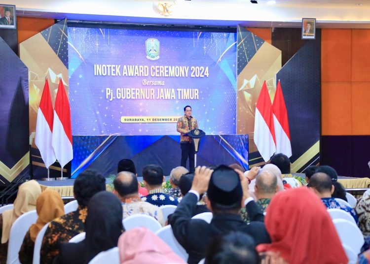 Pj Gubernur Jawa Timur Adhy Karyono dalam penganugerahan inovasi daerah dan Inovasi Teknologi (Inotek) Award tahun 2024 di Hotel Mercure Grand Mirama Surabaya.