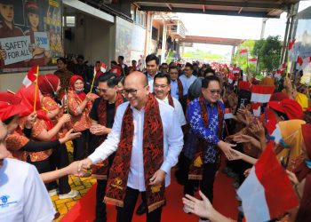 Pj Gubernur Jatim Adhy Karyono saat mendampingi Menteri Investasi dan Hilirisasi/Kepala BKPM RI Rosan Perkasa Roeslani meresmikan fasilitas produksi sigaret kretek tangan PT HM Sampoerna Tbk di Kalirungkut Surabaya.