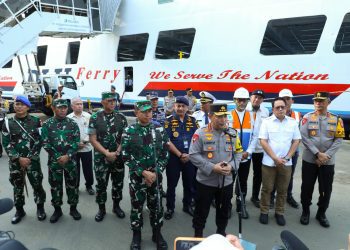 Pj Gubernur Jatim Adhy Karyono, Kapolri Jenderal Listyo Sigit Prabowo dan Panglima TNI Jenderal Agus Subiyanto saat meninjau Pelabuhan Tanjung Perak Surabaya.