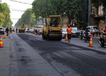 Foto dokumentasi pengaspalan jalan yang dilaksanakan oleh Pemkot Surabaya.