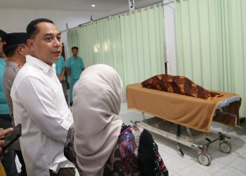 Wali Kota Surabaya Eri Cahyadi di kamar jenazah RSUD dr Soetomo.