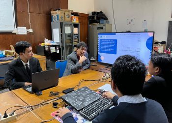 Dr Muhammad Ruswandi Djalal SST MT (kiri) bersama grup riset Power System Operation and Control (PSOC) saat bimbingan dengan Prof Dr Ir Imam Robandi MT (dua dari kiri).