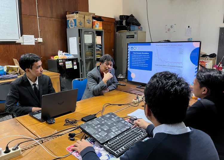 Dr Muhammad Ruswandi Djalal SST MT (kiri) bersama grup riset Power System Operation and Control (PSOC) saat bimbingan dengan Prof Dr Ir Imam Robandi MT (dua dari kiri).
