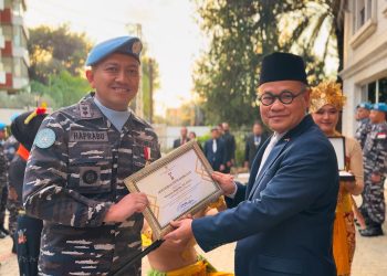 Duta Besar Luar Biasa dan Berkuasa Penuh (LBBP) RI untuk Lebanon, HE Hajriyanto Y. Thohari memberikan penghargaan kepada Komandan Satgas MTF TNI Konga XXVIII-O/UNIFIL, Letkol Laut (P) Wirastyo Haprabu.