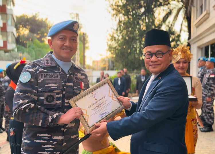 Duta Besar Luar Biasa dan Berkuasa Penuh (LBBP) RI untuk Lebanon, HE Hajriyanto Y. Thohari memberikan penghargaan kepada Komandan Satgas MTF TNI Konga XXVIII-O/UNIFIL, Letkol Laut (P) Wirastyo Haprabu.