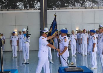 Prosesi serah terima jabatan di Indoorsport Koarmada II yang dipimpin Pangkoarmada II Laksda TNI Ariantyo Condrowibowo.