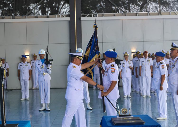 Prosesi serah terima jabatan di Indoorsport Koarmada II yang dipimpin Pangkoarmada II Laksda TNI Ariantyo Condrowibowo.