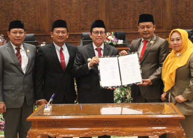 Pj Bupati Bojonegoro Adriyanto bersama pimpinan DPRD Bojonegoro dalam rapat paripurna penetapan pasangan calon bupati dan wakil bupati Bojonegoro terpilih periode 2025-2030.