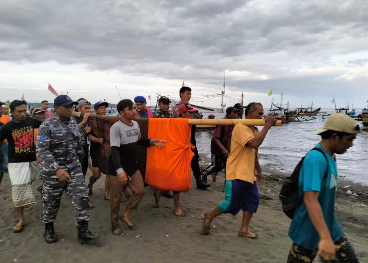 Evakuasi korban tenggelam setelah ditemukan di perairan Tanjung Wedi dalam kondisi meninggal dunia.