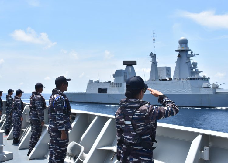 Para personel dari KRI Raden Eddy Martadinata-331, melaksanakan latihan bersama kapal perang Perancis, FS Forbin D-620 (Horizon Class) di Laut Bali.
