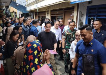 Wapres RI Gibran Rakabuming saat di Jalan Kapasan Samping II RT 01 RW 09 Surabaya.