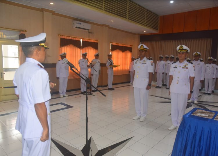 Prosesi serah terima jabatan komandan KRI Pulau Raas-722 dan Komandan KRI Pulau Rimau-724 di ruang Serbaguna Satran Koarmada II.