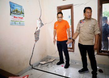Pj Gubernur Jawa Timur Adhy Karyono saat mendatangi salah satu rumah yang retak akibat tanah bergerak di Desa Cowek, Kecamatan Purwodadi, Kabupaten Pasuruan.
