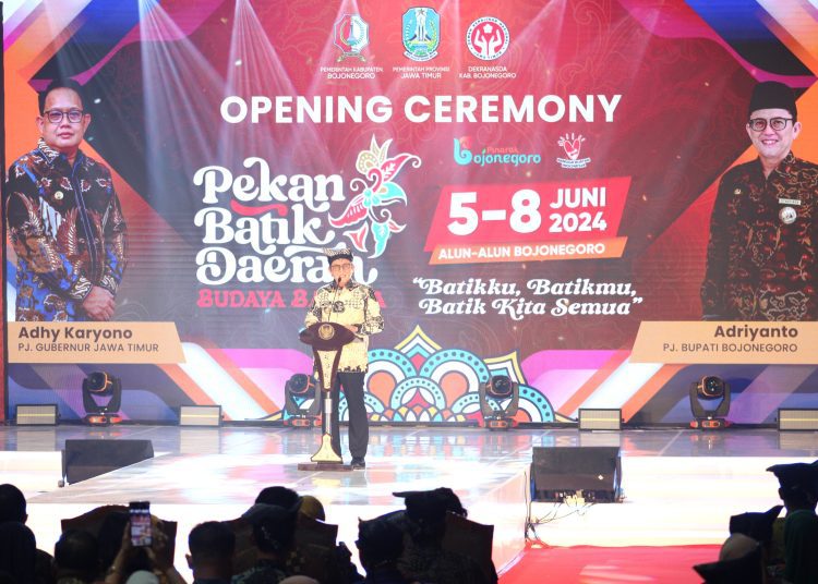 Pj Bupati Bojonegoro Adriyanto dalam opening ceremony Pekan Batik Daerah Budaya Bangsa di Alun-Alun Bojonegoro. Kegiatan in diikuti 18 kabupaten/kota dari Jatim, 3 kabupaten dari Jawa Tengah, serta asosiasi batik/tenun dari Palembang.