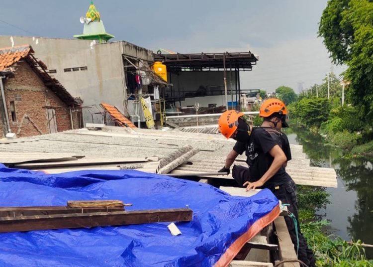 Foto ilustrasi, pembenahan atap rumah warga yang dilanda angin kencang beberapa waktu lalu.