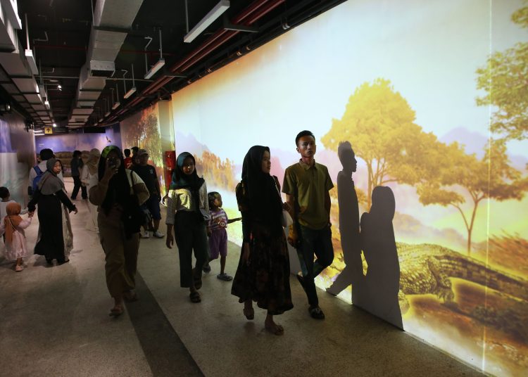 Para pengunjung KBS melewati tunnel (terowongan) yang penghubung Terminal Intermoda Joyoboyo (TIJ) dengan KBS pintu sisi selatan.