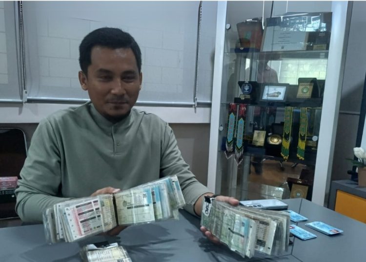 Ketua Tim The Last Detectives ITS Andri Gunawan menunjukkan sejumlah barang hilang yang telah dilaporkan dan dikumpulkan oleh SKK ITS.