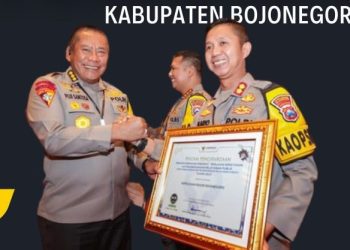 Salah satu penghargaan yang diperoleh Polres Bojonegoro yang diterima Kapolres AKBP Mario Prahatinto.