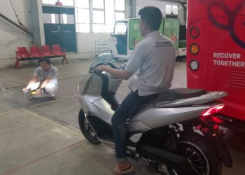 Proses pengujian pada workshop uji di Bengkel Konversi STP Otomotif ITS.