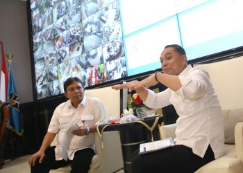 Wali Kota Surabaya, Eri Cahyadi bersama Kepala Balai Besar Wilayah Sungai (BBWS) Brantas, Hendra Ahyadi.